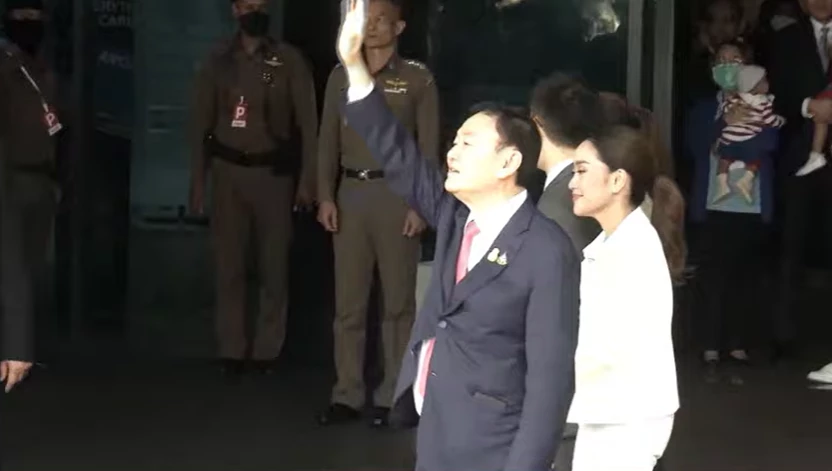 นายทักษิณ ชินวัตร อดีตนายกรัฐมนตรี เดินทางถึงดอนเมือง