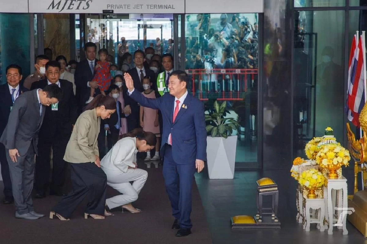 ทักษิณ ชินวัตร โบกมือทักทายมวลชนที่มารอรับที่สนามบินดอนเมือง