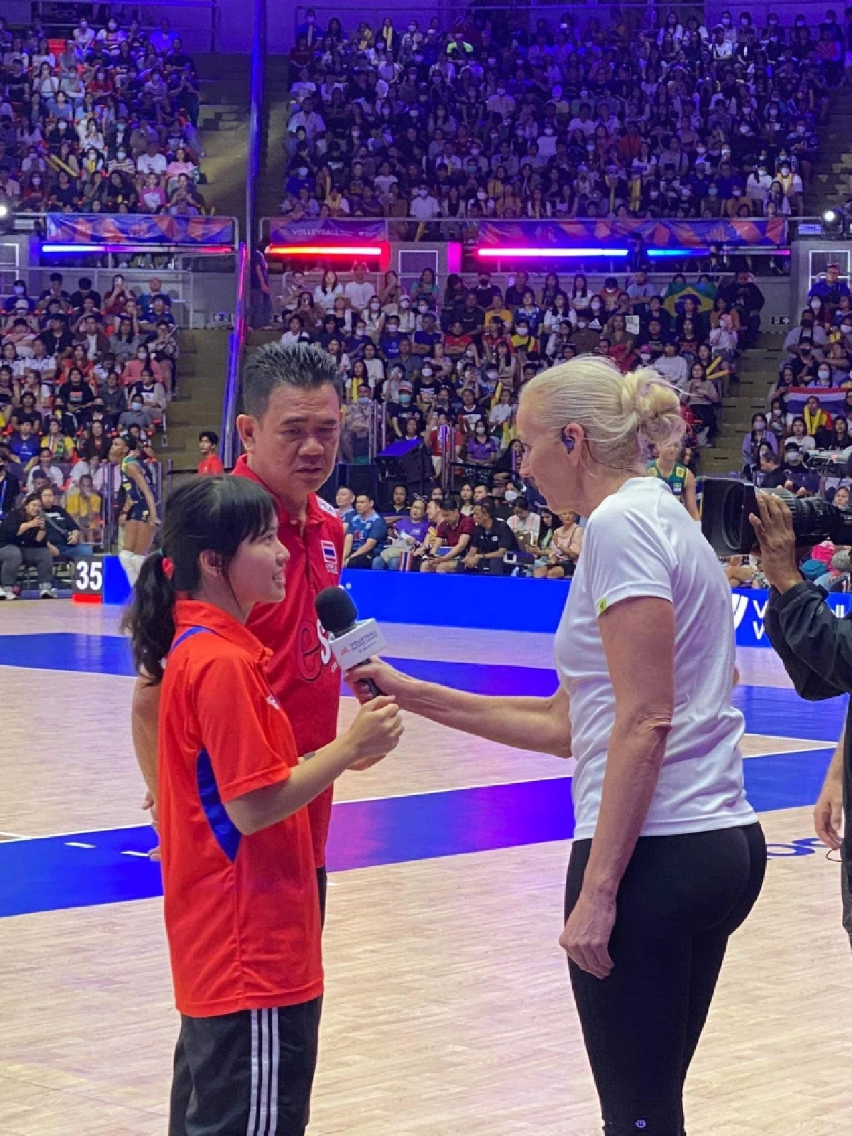 เปิดวาร์ป 'มิว สุวธิดา' ล่ามสาวน่ารัก วอลเลย์บอลชาย ความสามารถไม่ธรรมดา