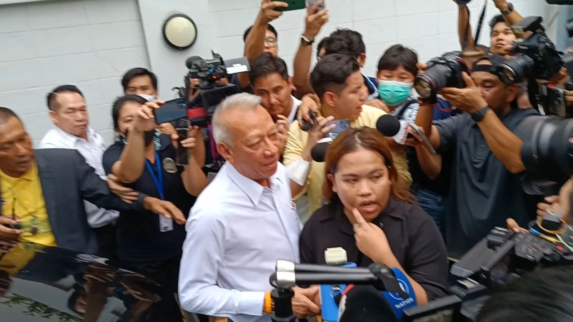 ปะทะคารม! พิพัฒน์ ลงรถโต้คารม กลุ่มทะลุวัง