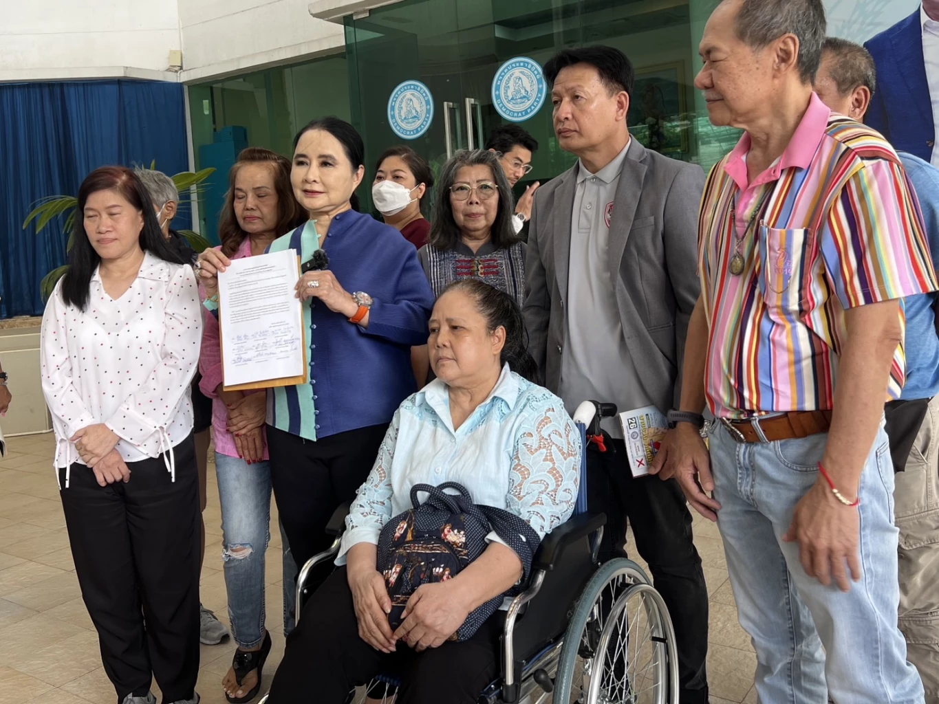 สุดทน 'สมาชิก กทม.' ยื่นหนังสือ กก.บห. จี้ขับ 16 สส. - ปฏิรูป 'ประชาธิปัตย์'