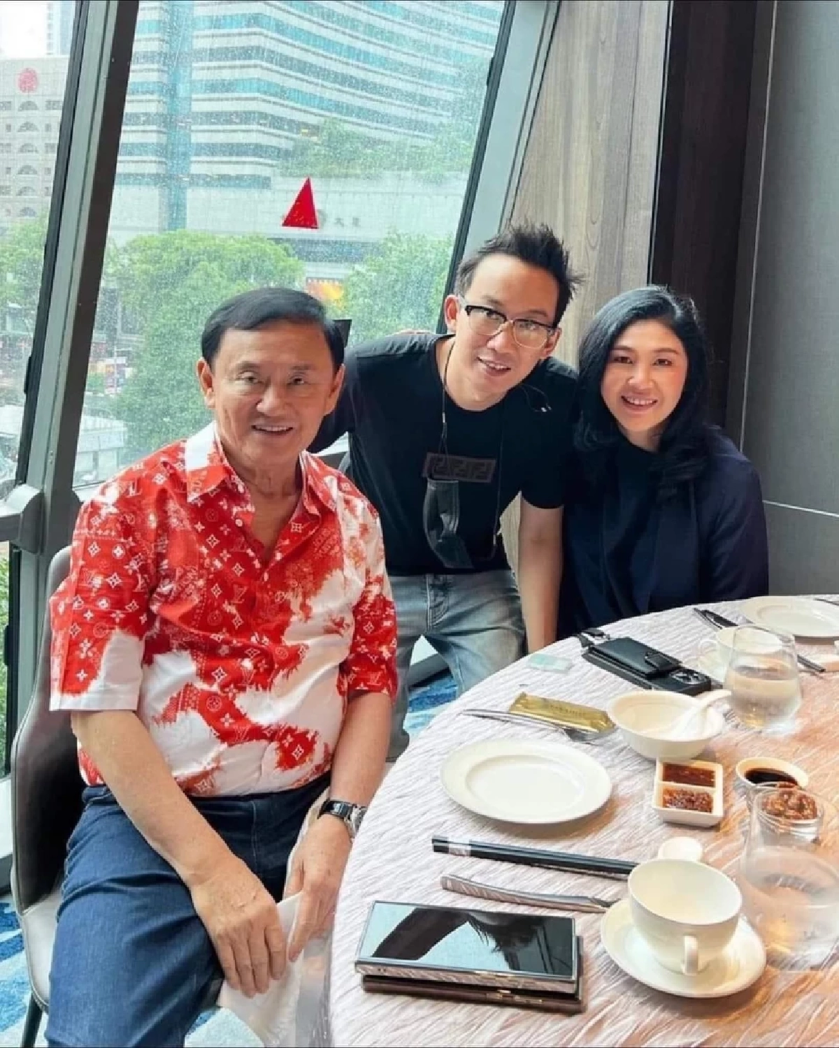 ยิ่งลักษณ์มาส่งพี่ชายที่สิงคโปร์ ก่อนจะกลับไปดูไบ