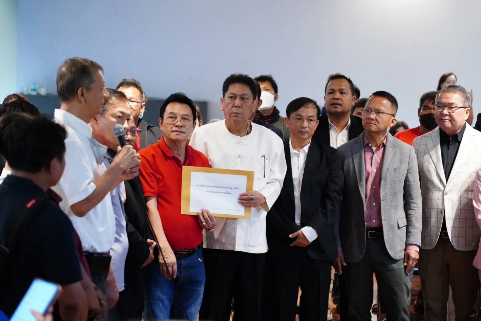 กลุ่มเกษตรกรผู้เลี้ยงสุกรยื่นหนังสือ
