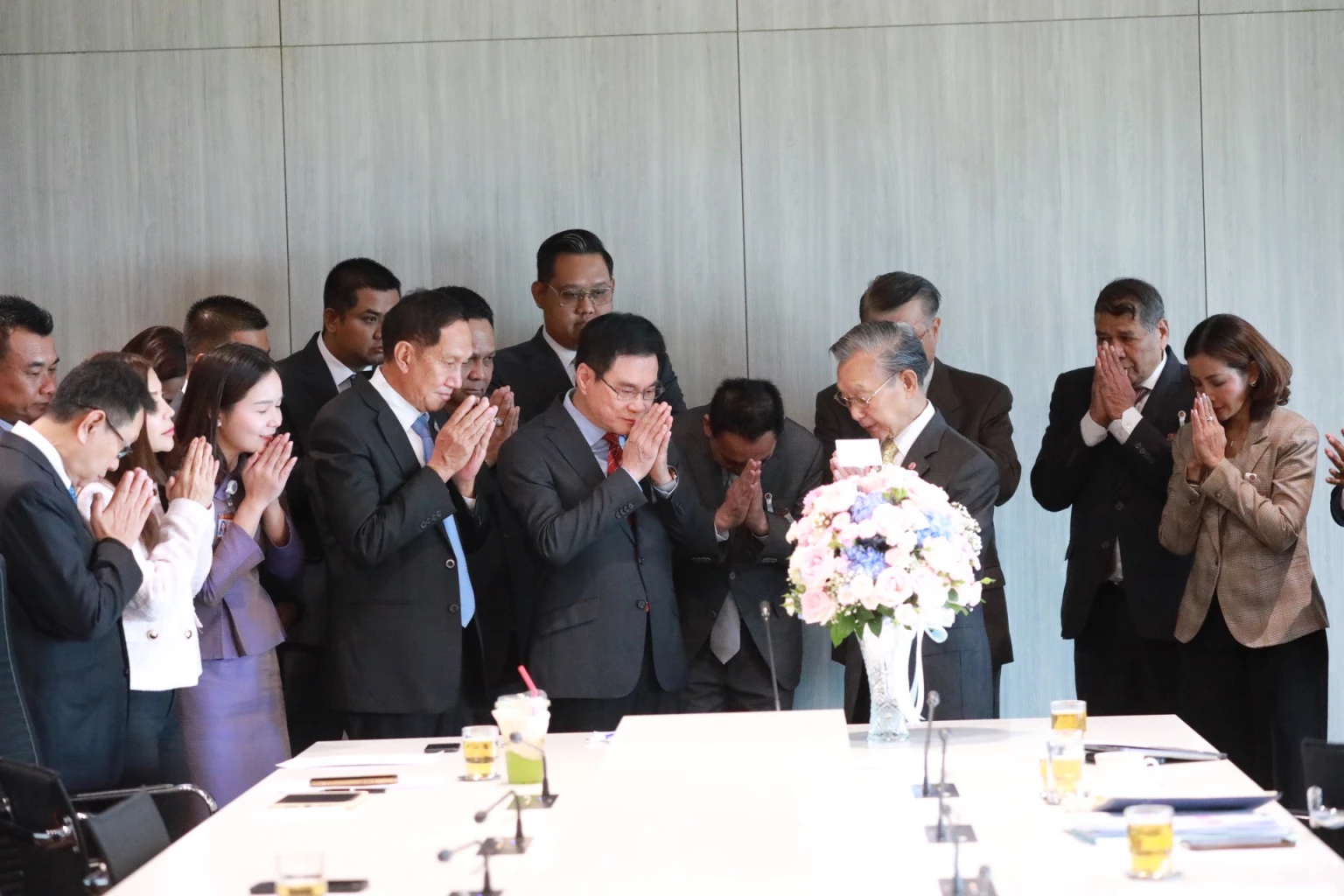 สส.ปชป.อวยพรวันเกิด(ย้อนหลัง)ครบรอบ 85 ปีให้ นายชวน หลีกภัย อดีตหัวหน้าปชป.และอดีตประธานสภา