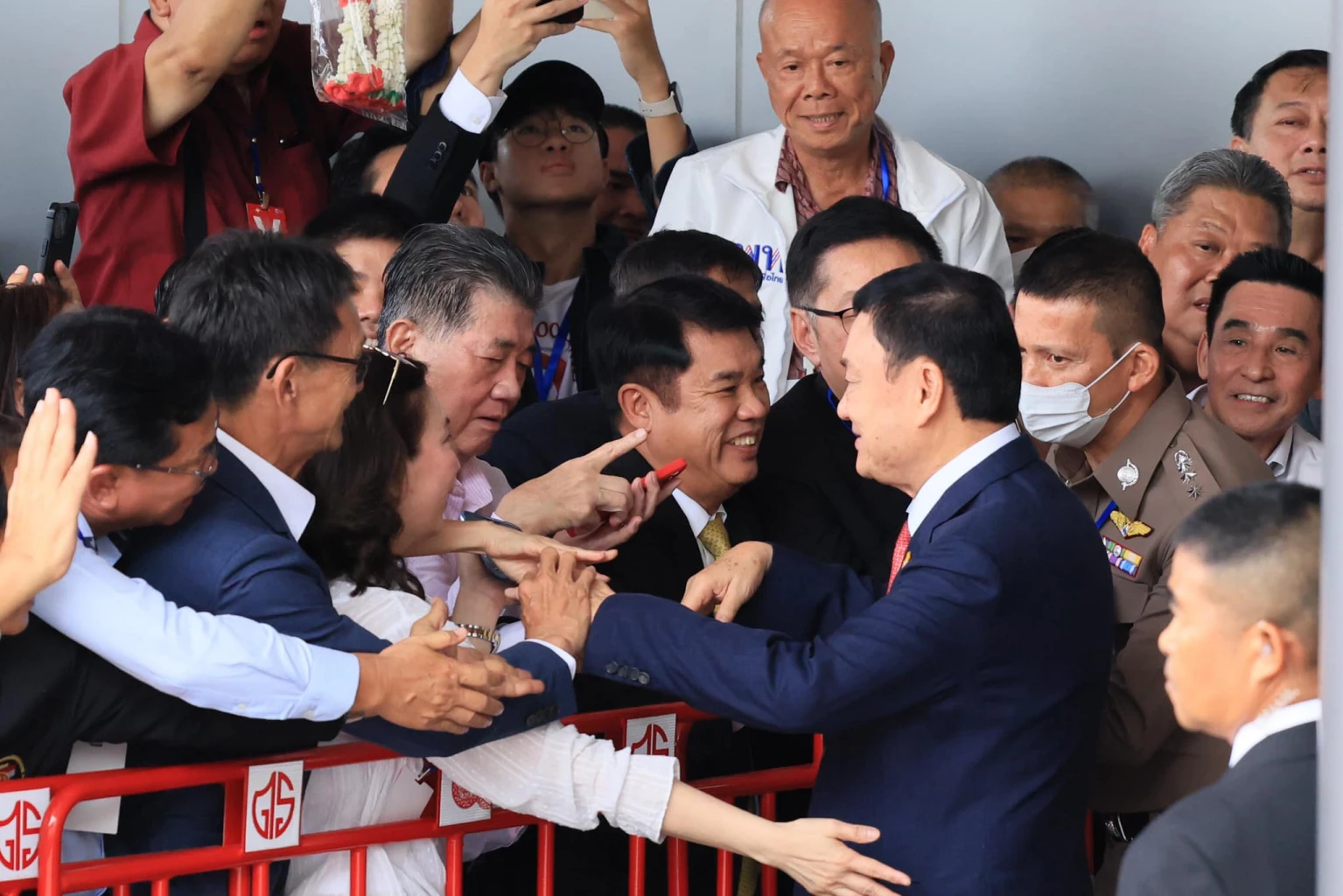 นายทักษิณ ชินวัตร อดีตนายกรัฐมนตรี เดินทางกลับประเทศไทย