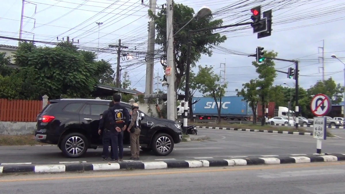 หนุ่มขับรถเผลอหลับจอดติดไฟแดง