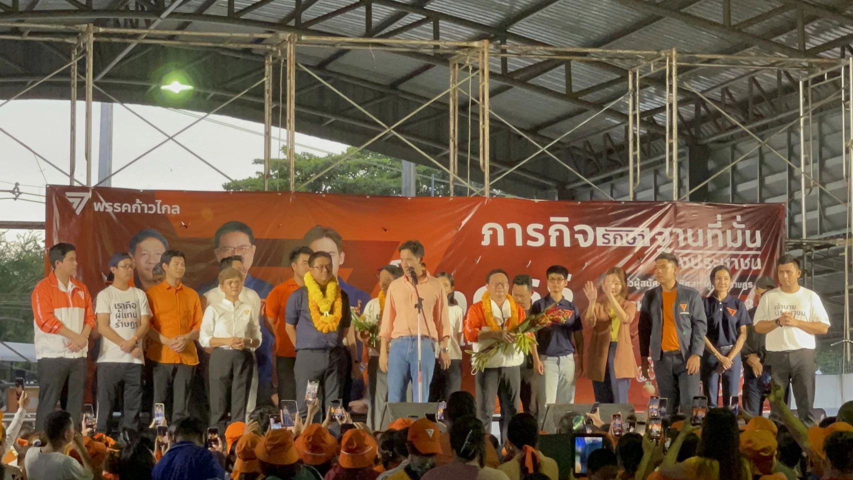 นายพิธา ลิ้มเจริญรัตน์ หัวหน้าพรรคก้าวไกล พร้อมด้วยแกนนำพรรคร่วมเปิดตัว ว่าที่ สส.พรรคก้าวไกล ลงสู้ศึกเลือกตั้งซ่อมเขต 3 ระยอง เมื่อวันที่ 13 ส.ค. 2566