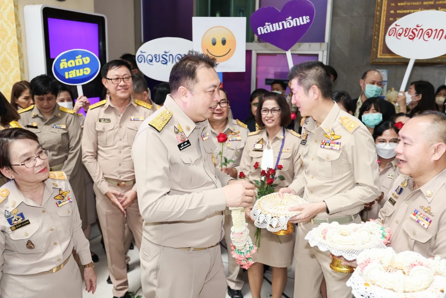 นายสุชาติ ชมกลิ่น อำลาตำแหน่ง