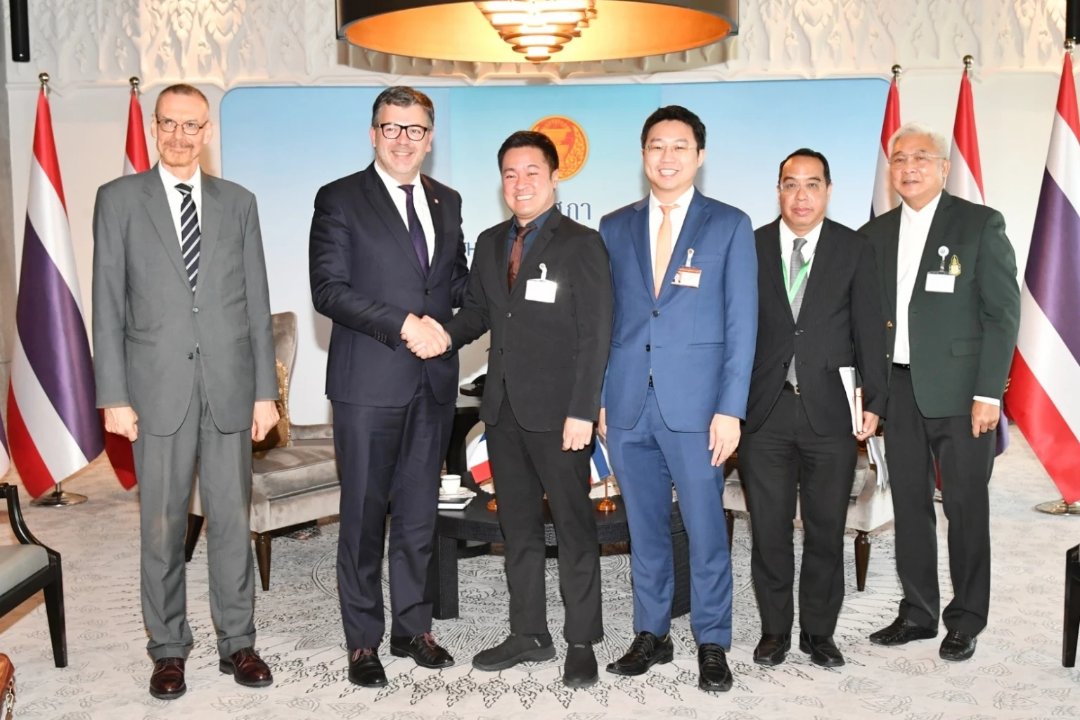 'ปดิพัทธ์' มาเนี้ยบหลังเพื่อนสส.ติงการแต่งกาย 'รองประธานสภาผู้แทนราษฎร'