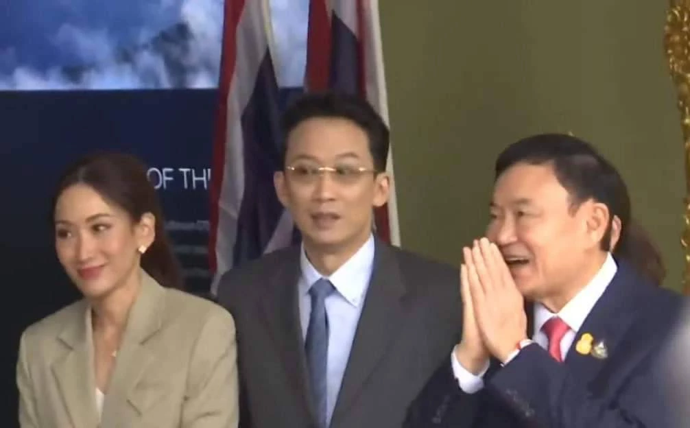 นายทักษิณ ชินวัตร อดีตนายกรัฐมนตรี เดินทางถึงดอนเมือง