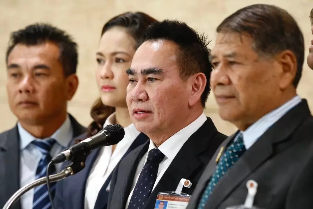 นายเดชดิศม์  ขาวทอง แกนนำ 16 สส. โหวตนายกฯ สวนมติพรรคประชาธิปัตย์