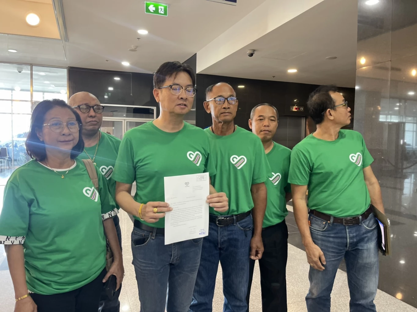 แกนนำพรรคไทยภักดี  บุก อสส. เร่งคดี 112 ฟัน นช.ทักษิณ ชินวัตร