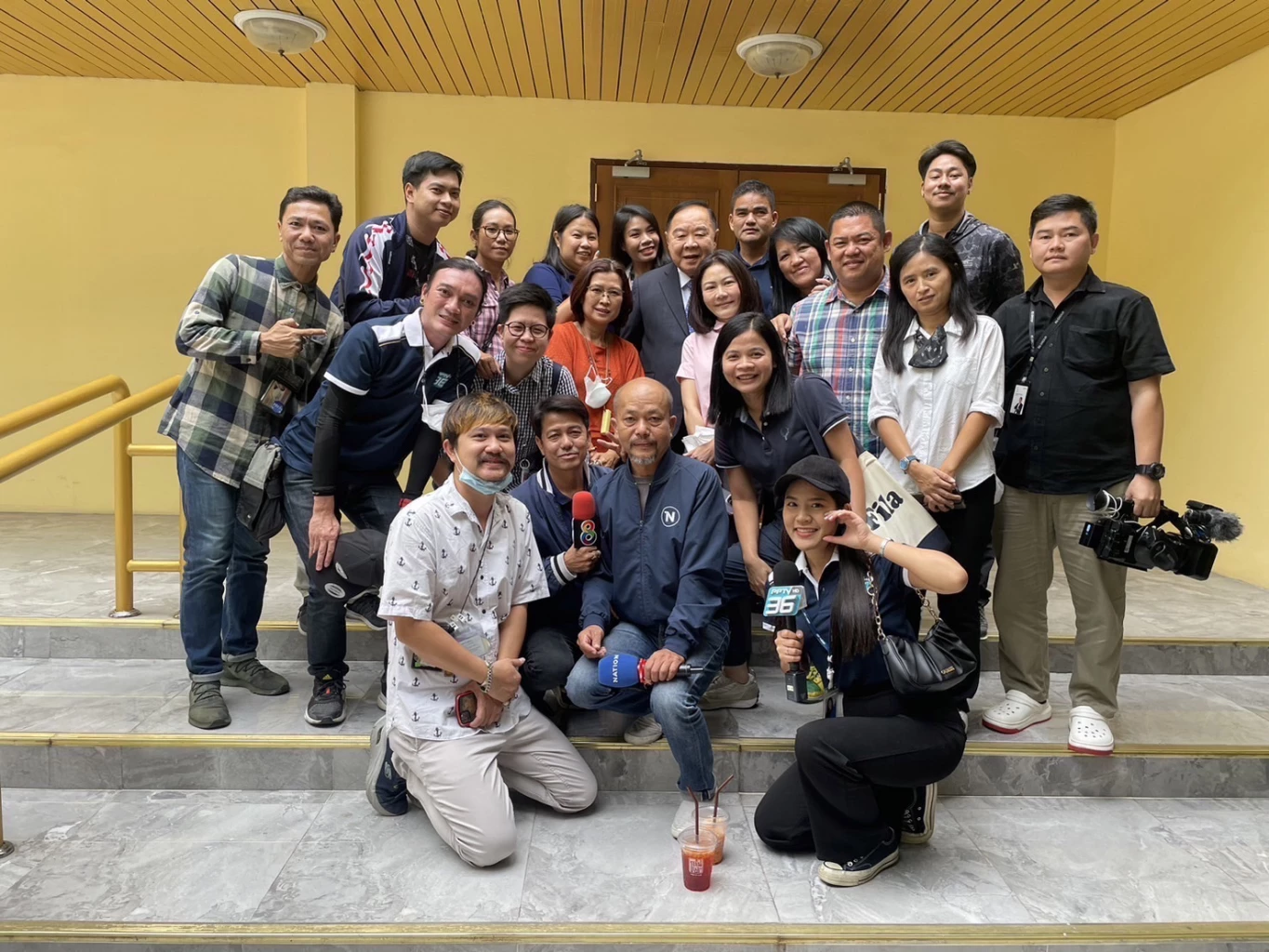 พล.อ.ประวิตร ถ่ายรูปกับสื่อมวลชนก่อนลาออกจากสส.บัญชีราชื่อ