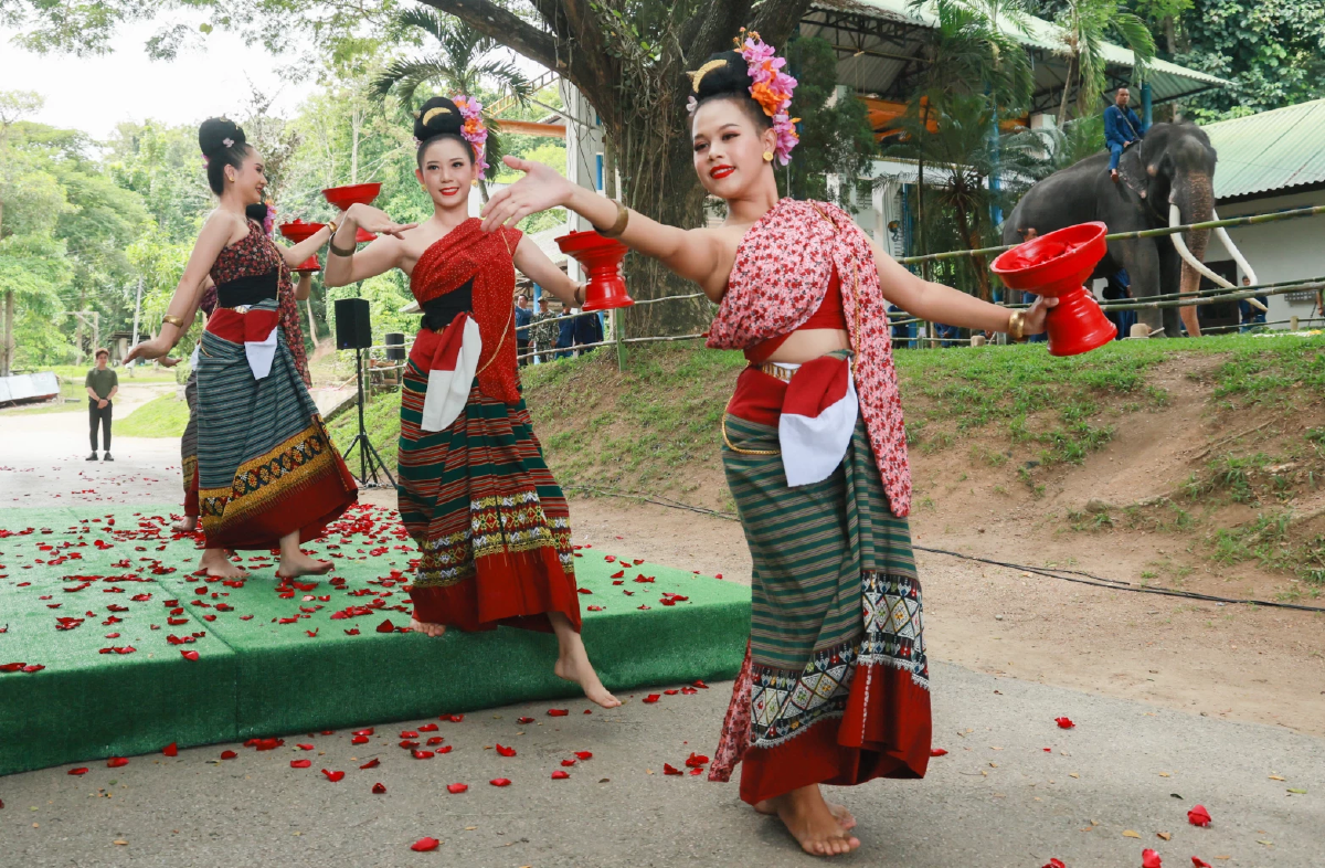 สะกดสายตา เปิดภาพชุดพ่อ \'พลายศักดิ์สุรินทร์\' ในพิธีฮ้องขวัญ