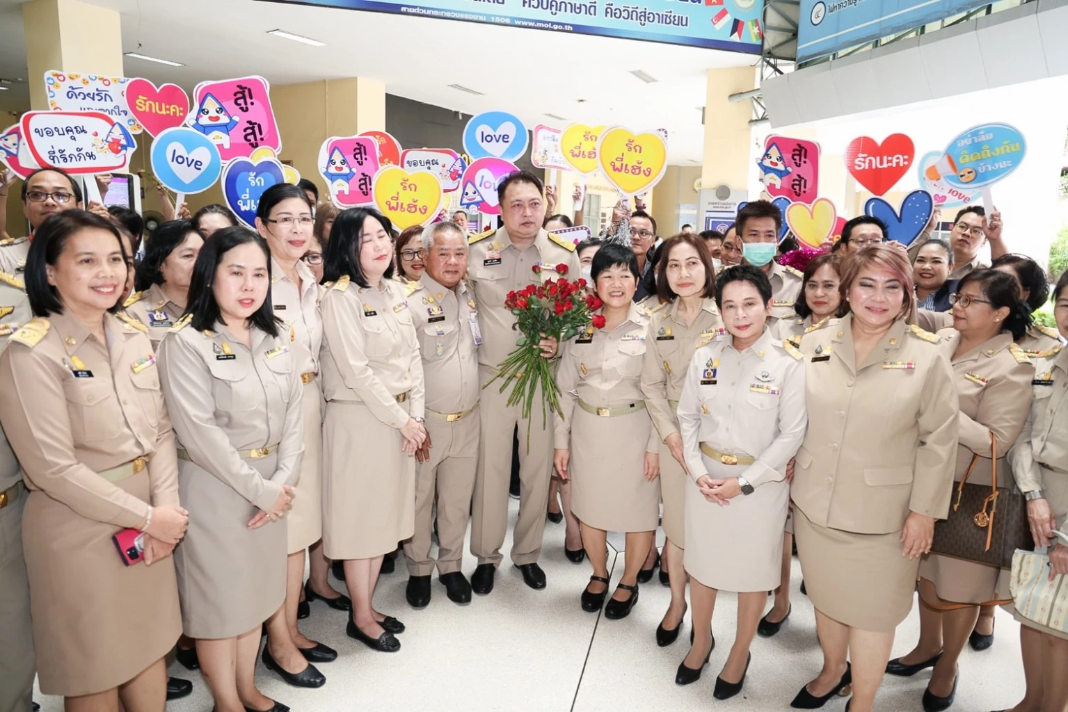 'สุชาติ' อำลาตำแหน่ง 'รมว.แรงงาน' ซึ้งใจขรก.-ผู้นำแรงงานให้กำลังใจเพียบ