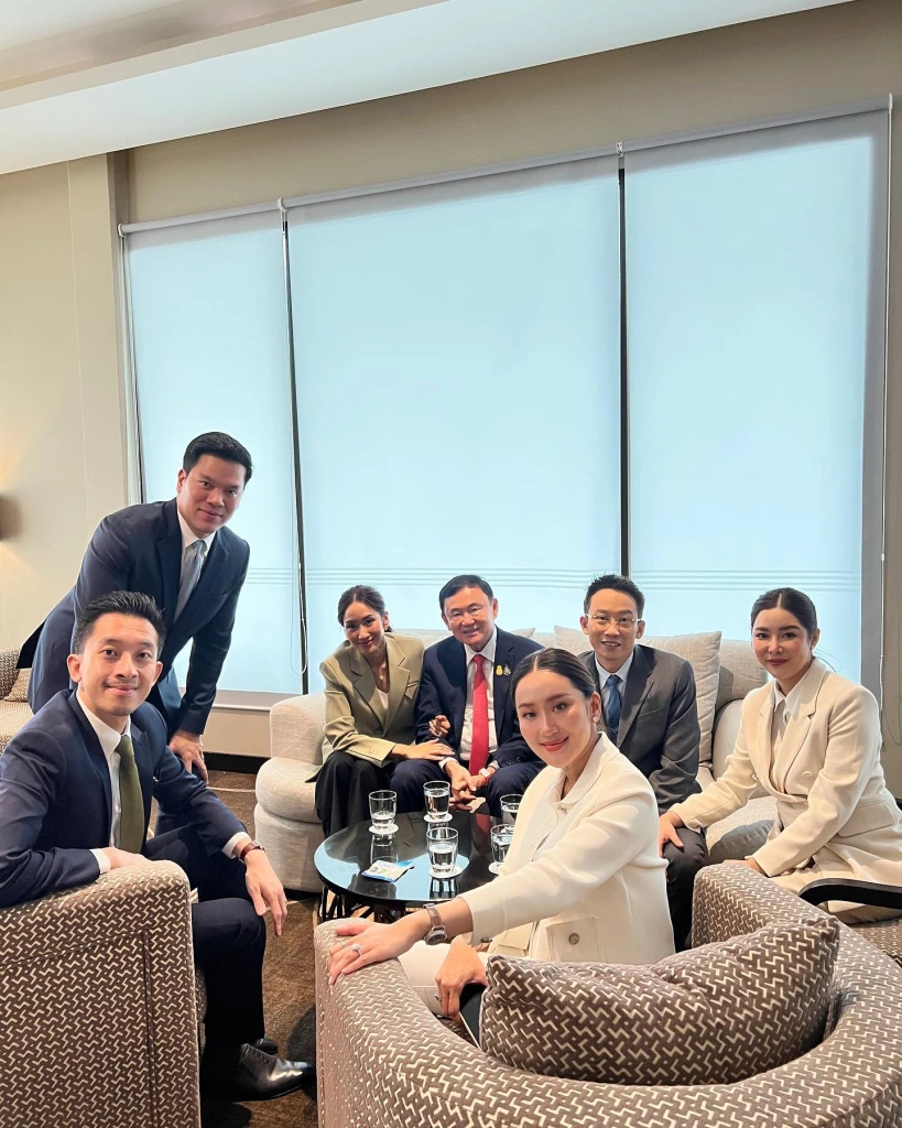 เปิดภาพครอบครัวชินวัตร ถ่ายภาพพร้อมกันที่ห้องรับรอง 