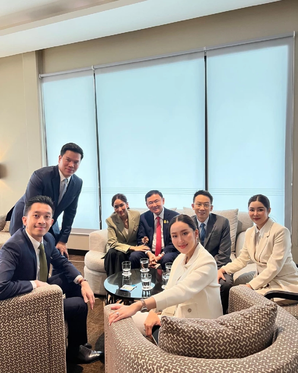 เปิดภาพครอบครัวชินวัตร ถ่ายภาพพร้อมกันที่ห้องรับรอง 