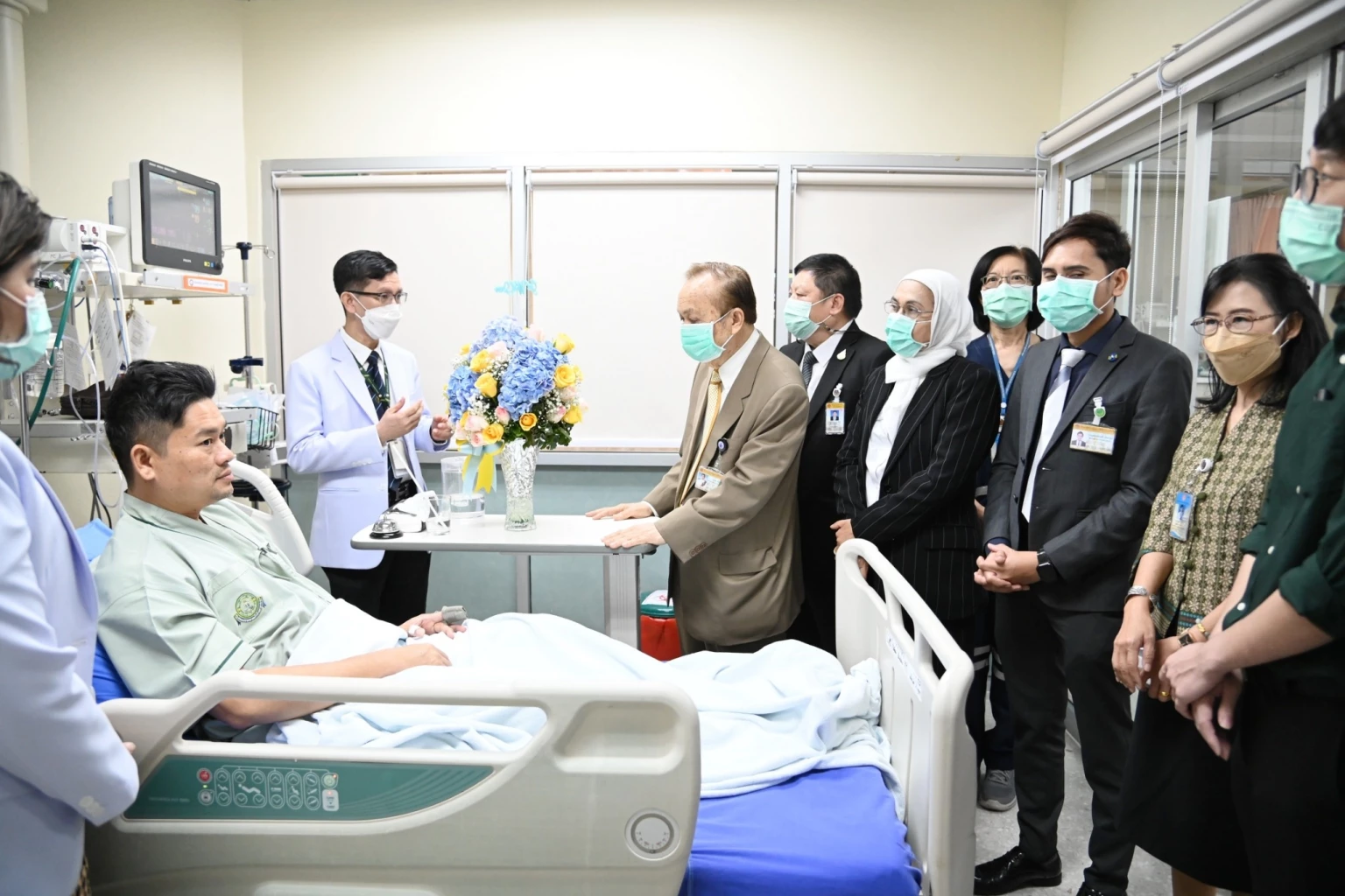 นายวันมูหะมัดนอร์ มะทา ประธานรัฐสภา มอบหมายให้ นายมุข สุไลมาน เลขานุการประธานสภาผู้แทนราษฎร และคณะ เดินทางไปเยี่ยมและให้กำลังใจแก่ นายอานุภาพ ลิขิตอำนวยชัย สส.พรรคก้าวไกล ที่เข้ารับการรักษาตัว