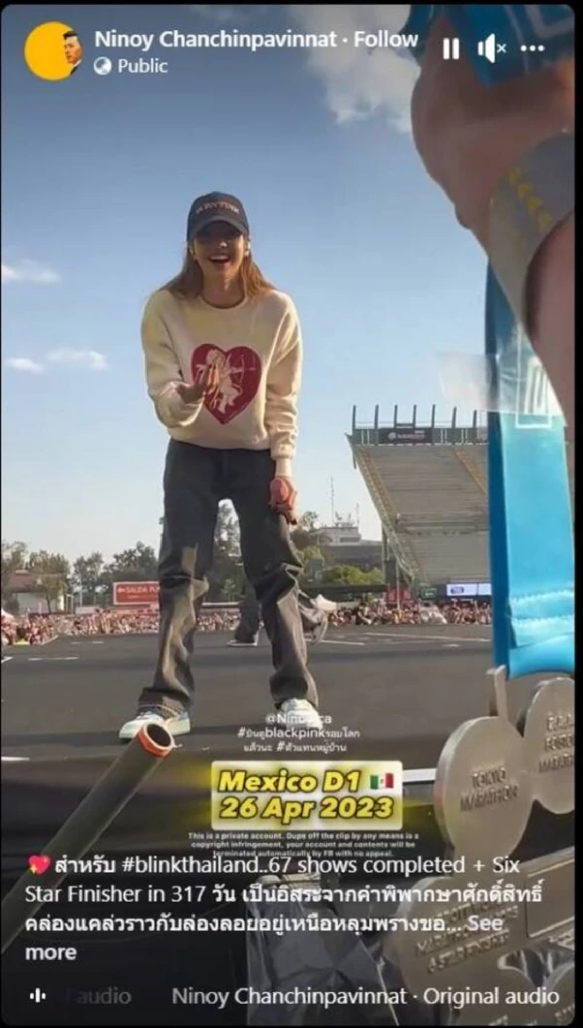 นักวิ่งรอบโลก 3 ปี กว่าจะได้เหรียญ ยื่นให้ ‘ลิซ่า’ เป็นของขวัญ หน้าเวที