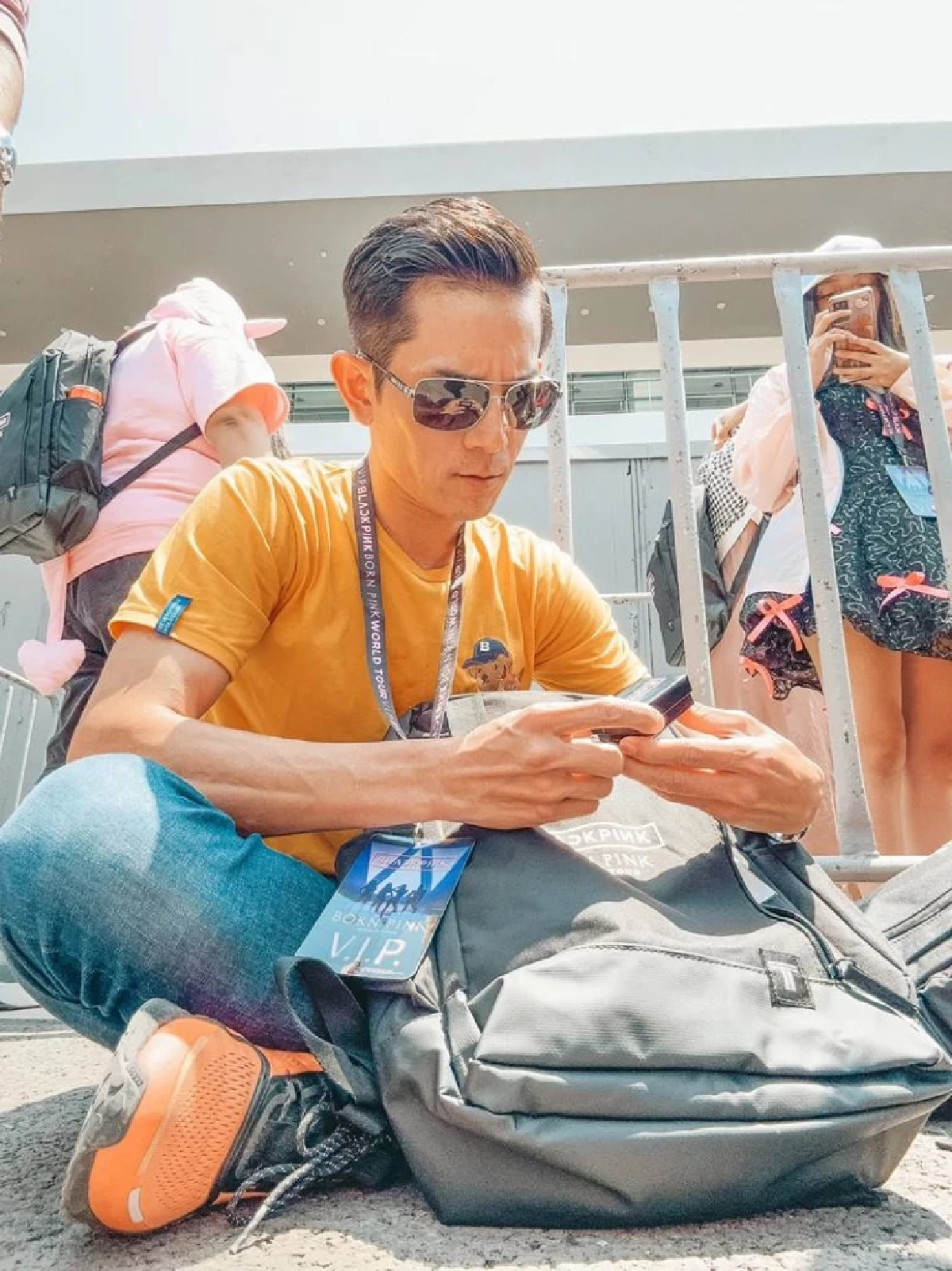 นักวิ่งรอบโลก 3 ปี กว่าจะได้เหรียญ ยื่นให้ ‘ลิซ่า’ เป็นของขวัญ หน้าเวที