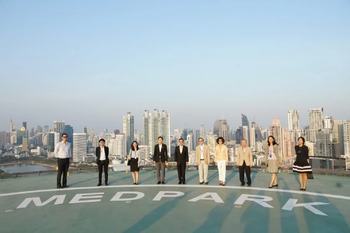 นายนฤตม์ เทอดสถีรศักดิ์ รองเลขาธิการคณะกรรมการส่งเสริมการลงทุน (บีโอไอ) (ที่ 5 จากซ้าย) เยี่ยมชมกิจการโรงพยาบาลเมดพาร์ค ที่ได้รับการส่งเสริมการลงทุนมุ่งสู่การเป็นศูนย์กลางทางการแพทย์ เมื่อปี 2564 