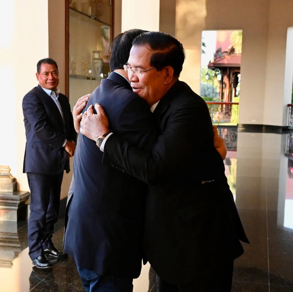 ทักษิณ ร่วมฉลองวันเกิด ฮุนเซน  ภาพจาก Freshnewsasia.com 