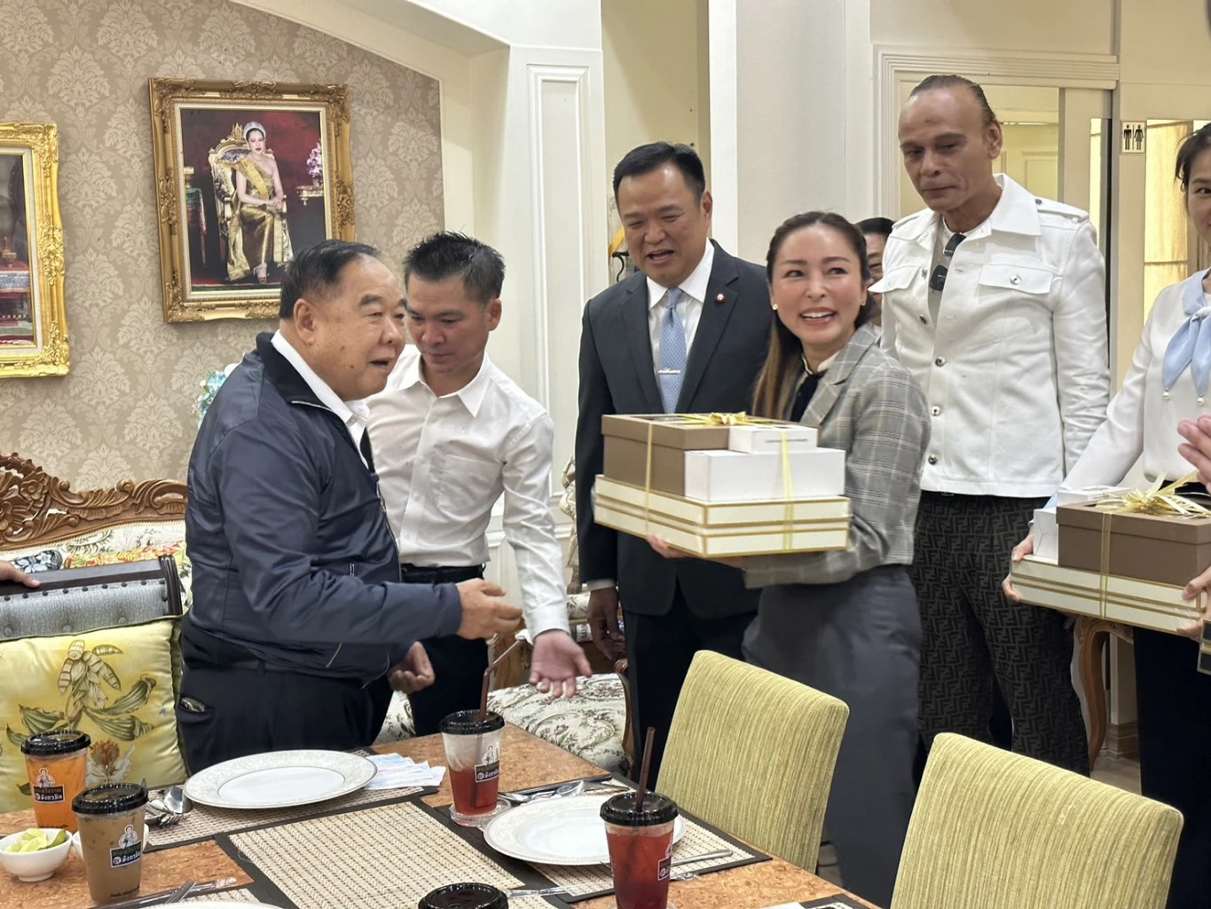 ‘3ป.’ ปิดห้องคุย เบิร์ธเดย์ 78 ปี ‘บิ๊กป้อม’ สว.-ทหาร-ตร. มาอวยพรกันเพียบ