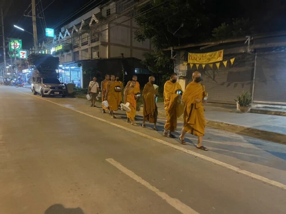 พระเณรถูกไล่ออกจากวัด