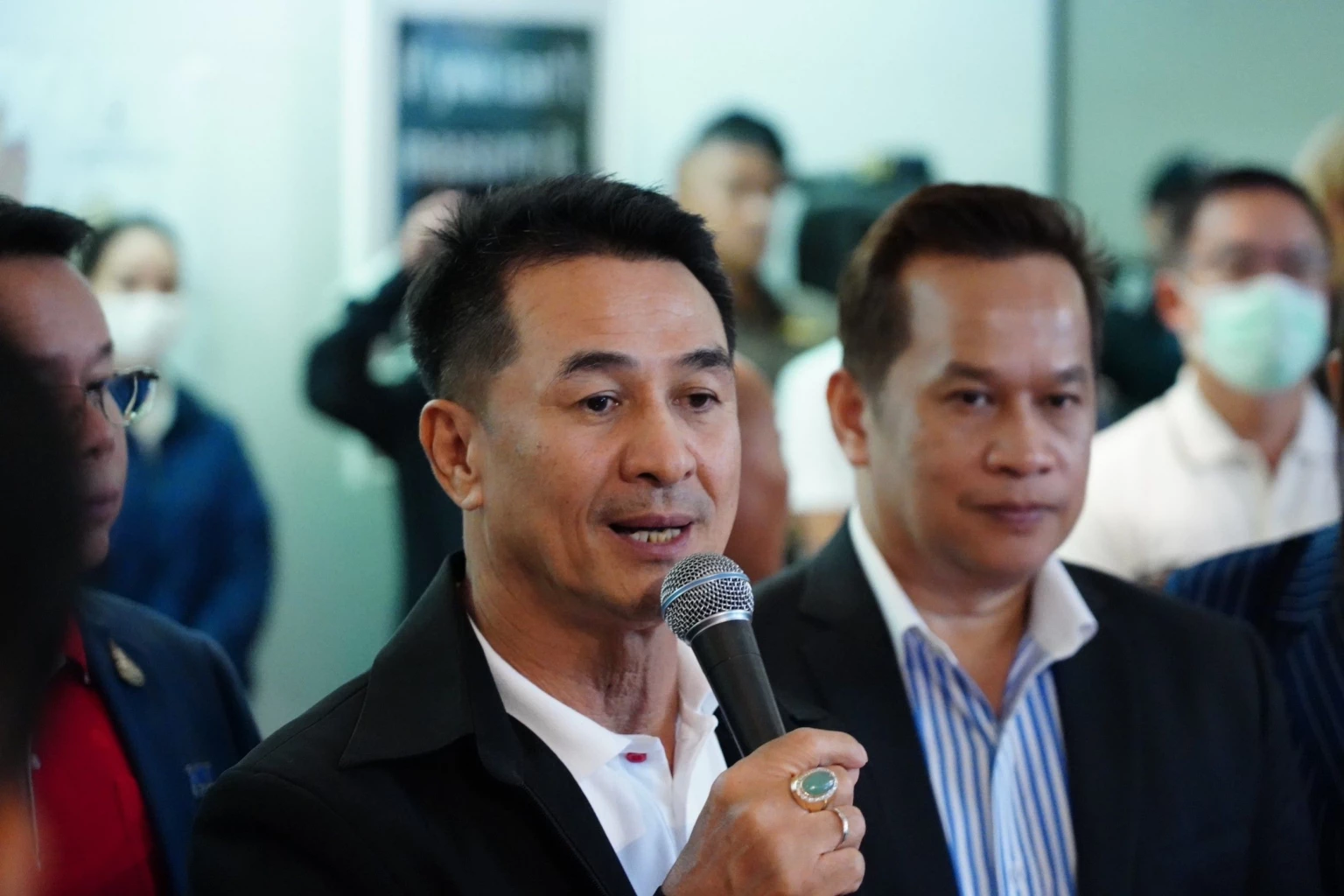 นพ.ชลน่าน ศรีแก้ว ว่าที่รมว.สาธารณสุข