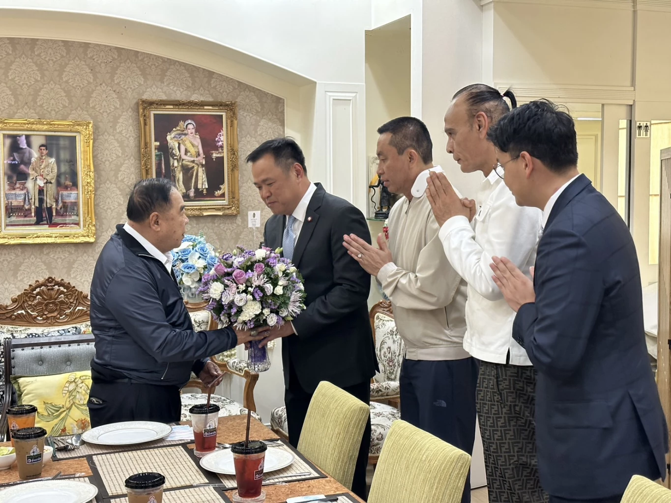 ‘3ป.’ ปิดห้องคุย เบิร์ธเดย์ 78 ปี ‘บิ๊กป้อม’ สว.-ทหาร-ตร. มาอวยพรกันเพียบ