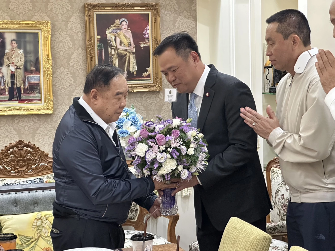 ‘3ป.’ ปิดห้องคุย เบิร์ธเดย์ 78 ปี ‘บิ๊กป้อม’ สว.-ทหาร-ตร. มาอวยพรกันเพียบ