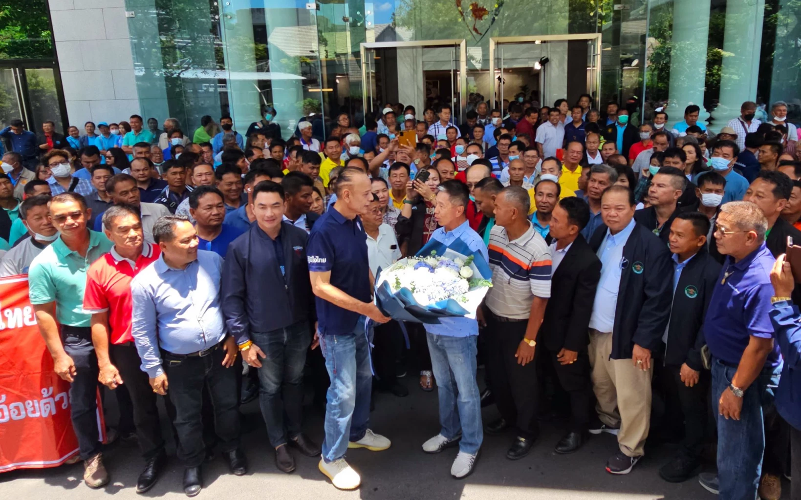 นายชาดา ไทยเศรษฐ์ ท่ามกลางวงล้อมของประชาชนที่มาขอความช่วยเหลือ