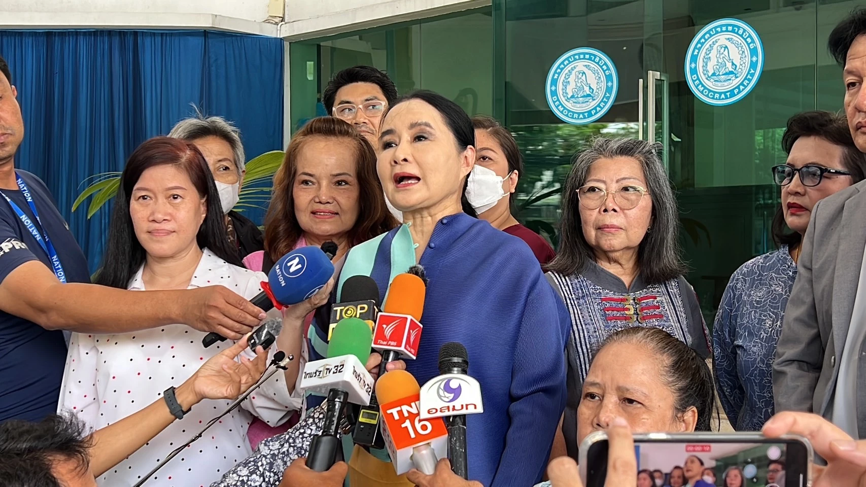 สุดทน 'สมาชิก กทม.' ยื่นหนังสือ กก.บห. จี้ขับ 16 สส. - ปฏิรูป 'ประชาธิปัตย์'