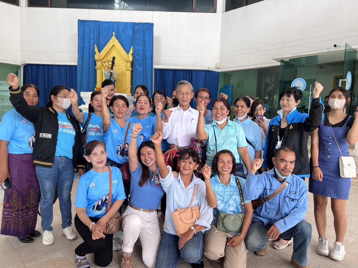 แฟนคลับภาคอีสานแห่ให้กำลังใจ นายชวน หลีกภัย อดีตหัวหน้า ปชป.