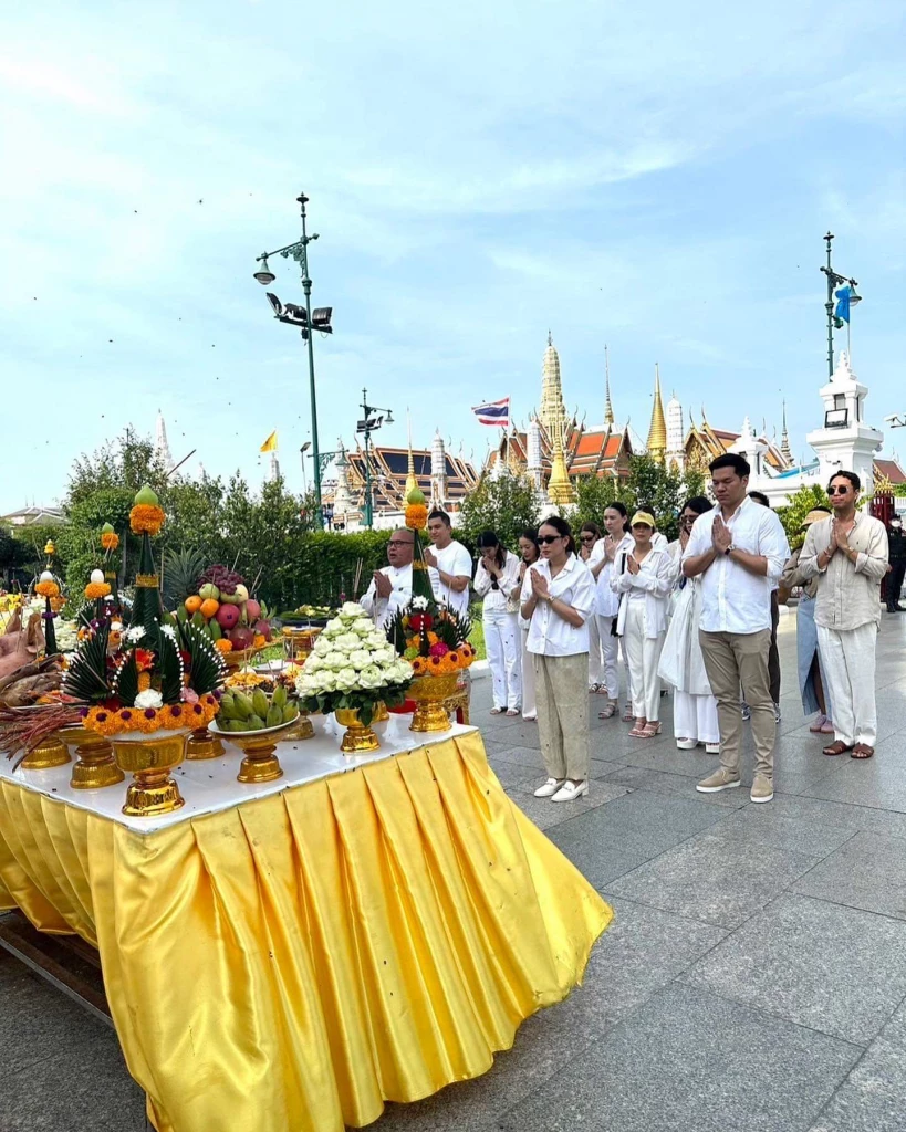 คนใกล้ชิด ร่วมสักการะสิ่งศักดิ์สิทธิ์ในโอกาศวันเกิดอุ๊งอิ๊ง