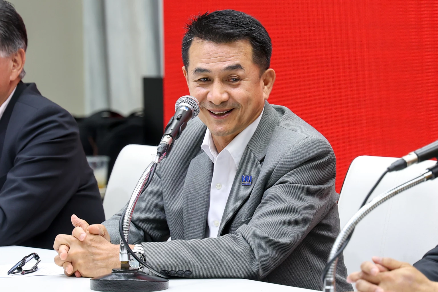 นพ.ชลน่าน ศรีแก้ว