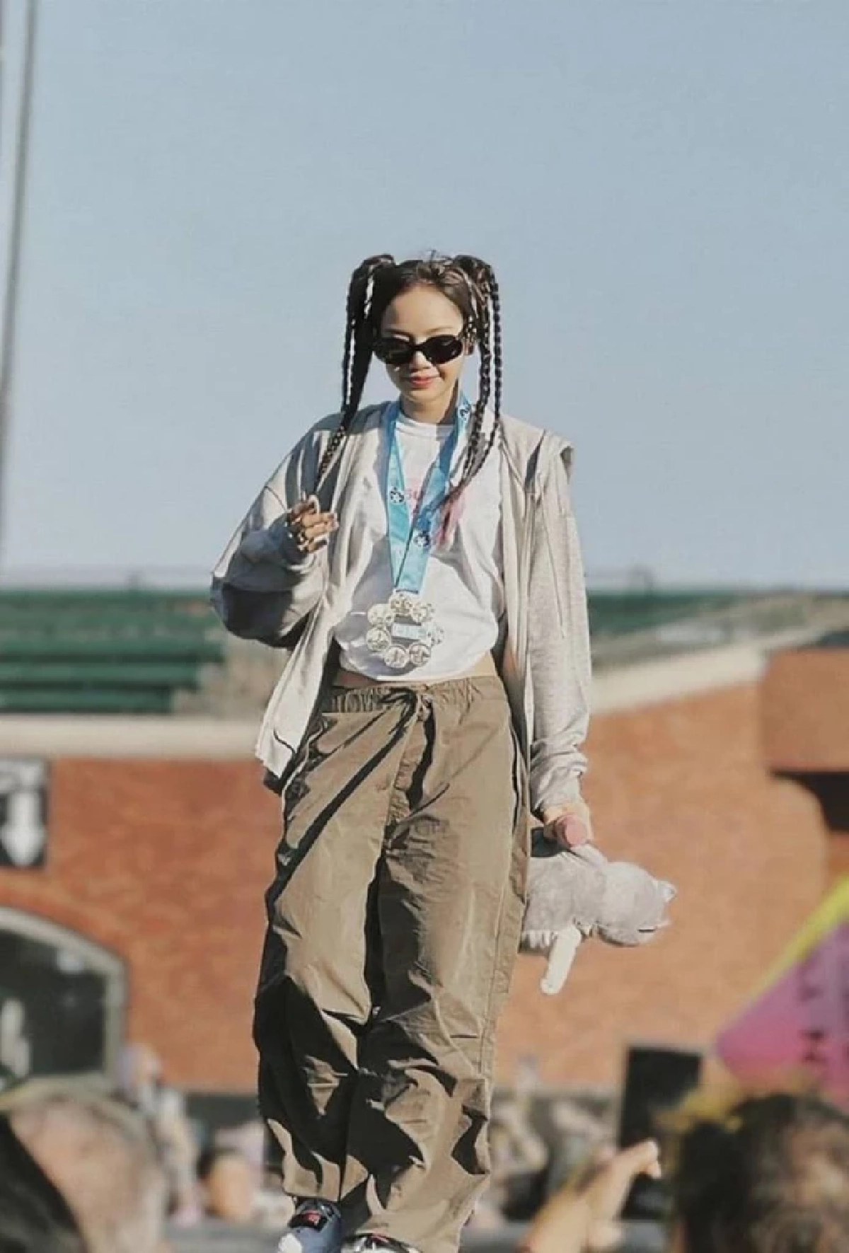 นักวิ่งรอบโลก 3 ปี กว่าจะได้เหรียญ ยื่นให้ ‘ลิซ่า’ เป็นของขวัญ หน้าเวที