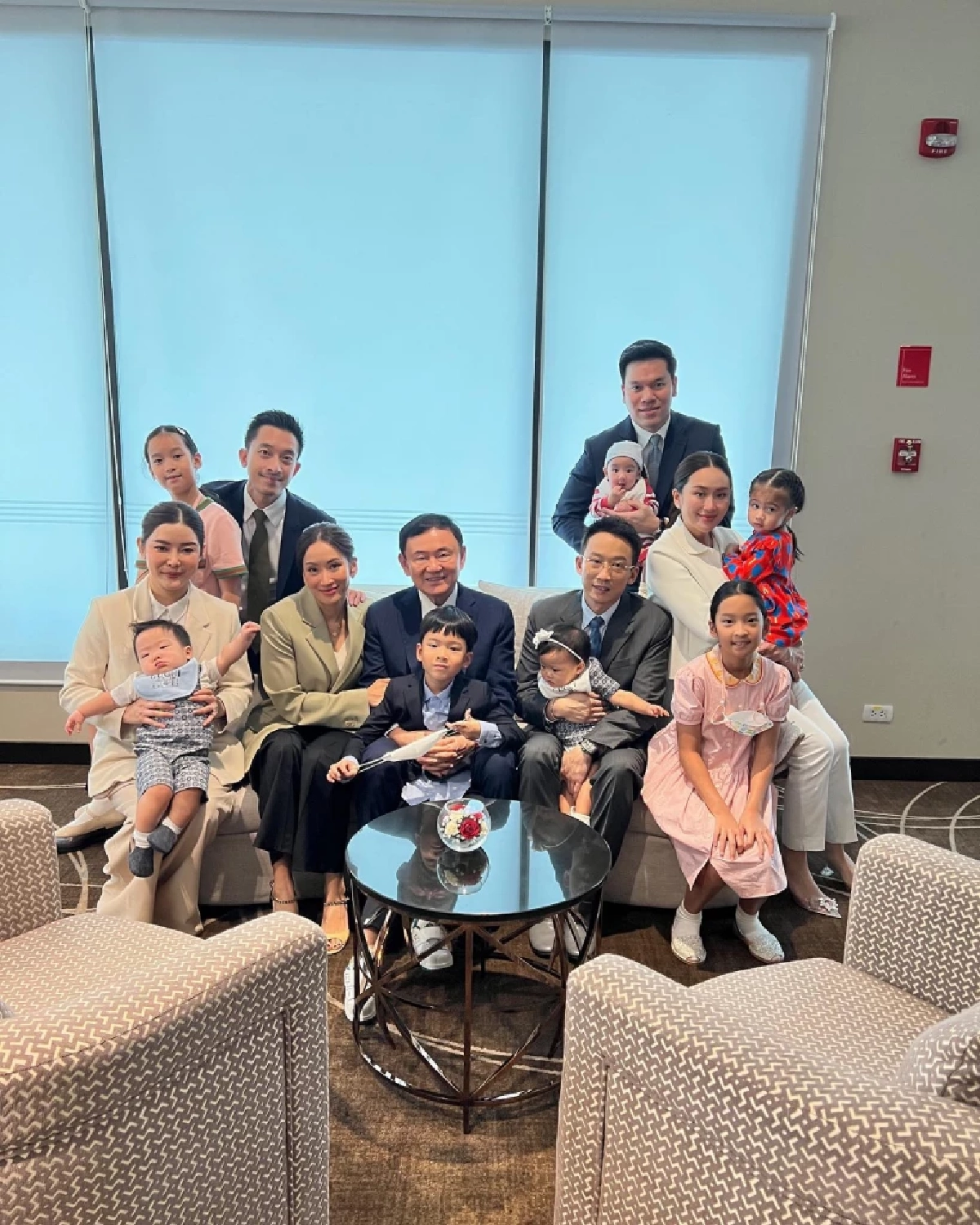 เปิดภาพครอบครัวชินวัตร ถ่ายภาพพร้อมกันที่ห้องรับรอง 