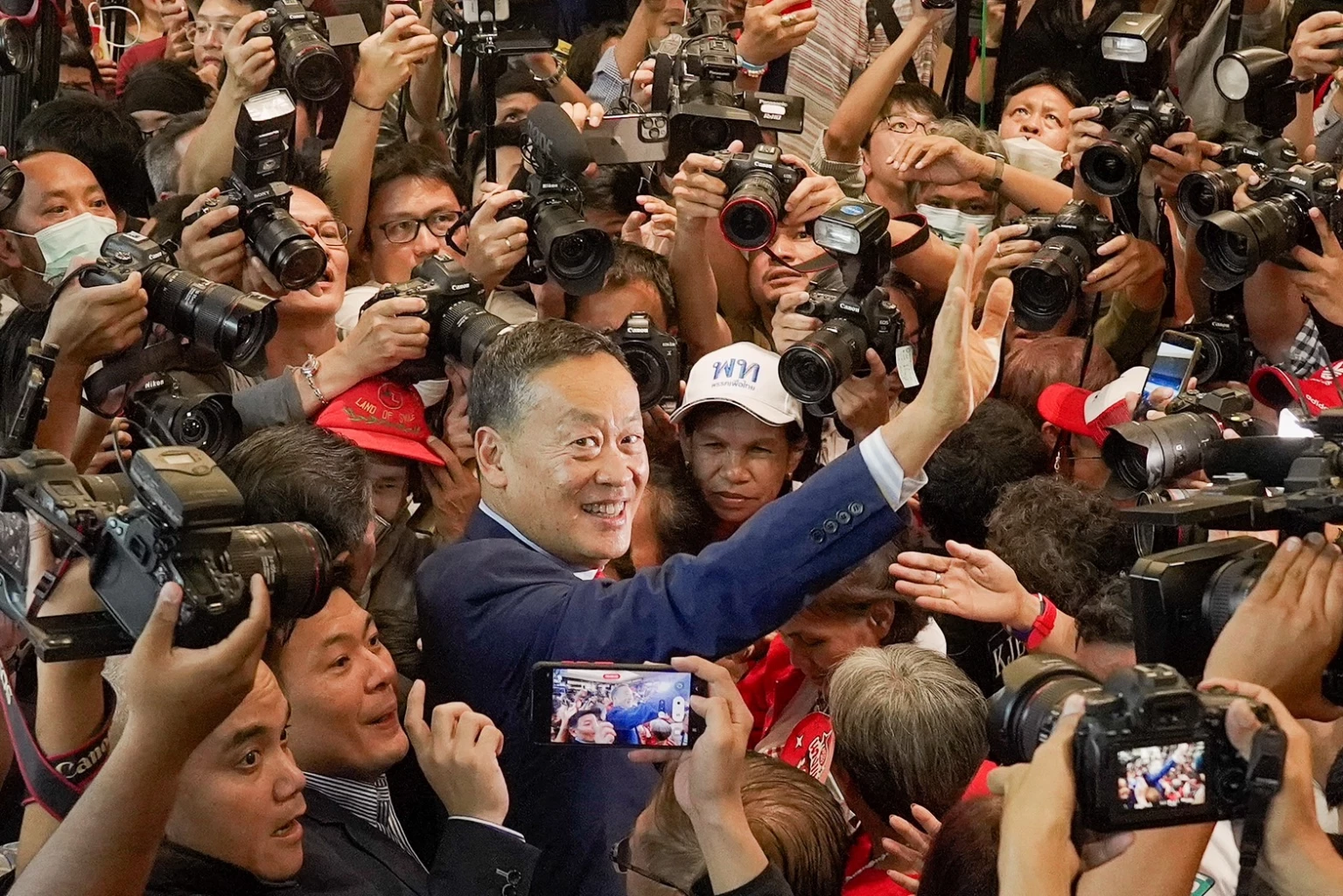 นายเศรษฐา ทวีสิน ท่ามกลางวงล้อมของกองทัพสื่อมวลชน และ มวลชนคนเสื้อแดง