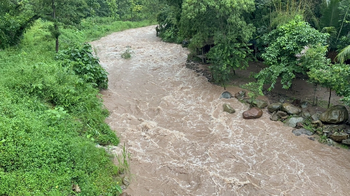 น่านอ่วม ฝนตกติดหลายวัน น้ำป่าไหลหลาก