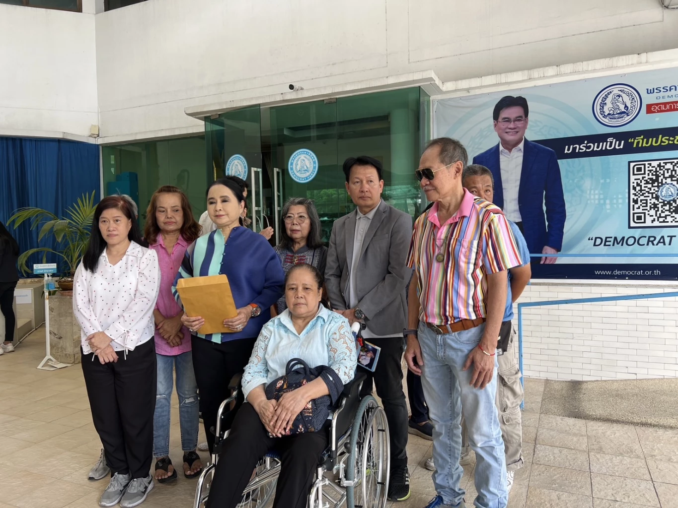 สุดทน 'สมาชิก กทม.' ยื่นหนังสือ กก.บห. จี้ขับ 16 สส. - ปฏิรูป 'ประชาธิปัตย์'