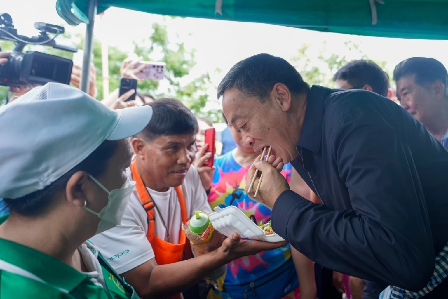 นายเศรษฐา ทวีสิน นายกรัฐมนตรีและรมว.คลัง เดินตลาดเกษตรกร จ.อุดรธานี