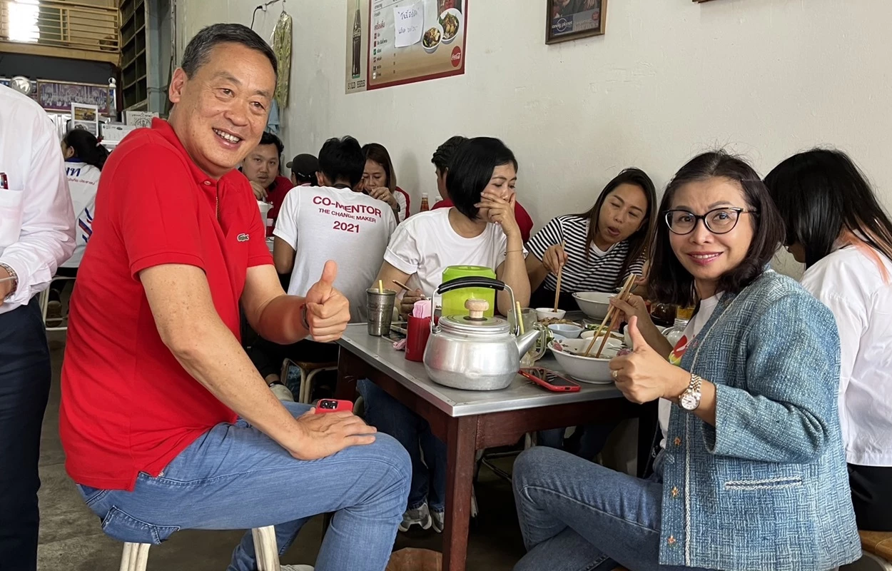 เดือน มนพร  รมช.คมนาคม และ เศรษฐา ทวีสิน นายกรัฐมนตรี