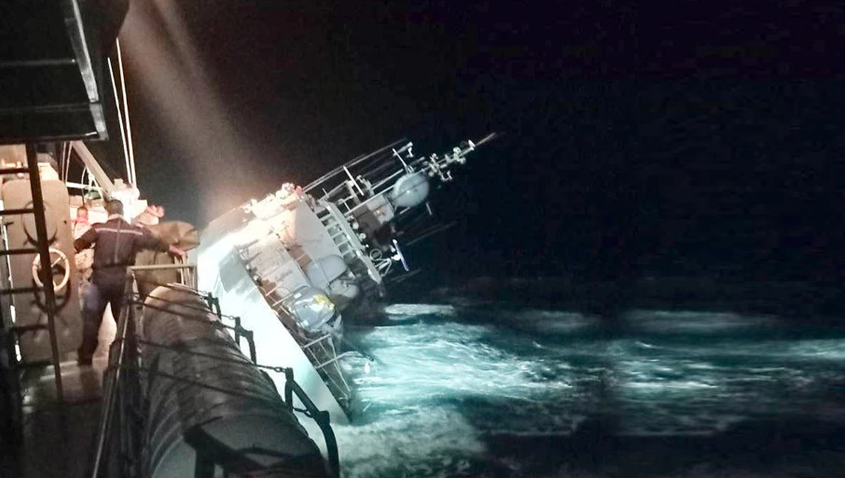 ภาพเหตุการณ์เรือหลวงสุโขทัยอับปาง