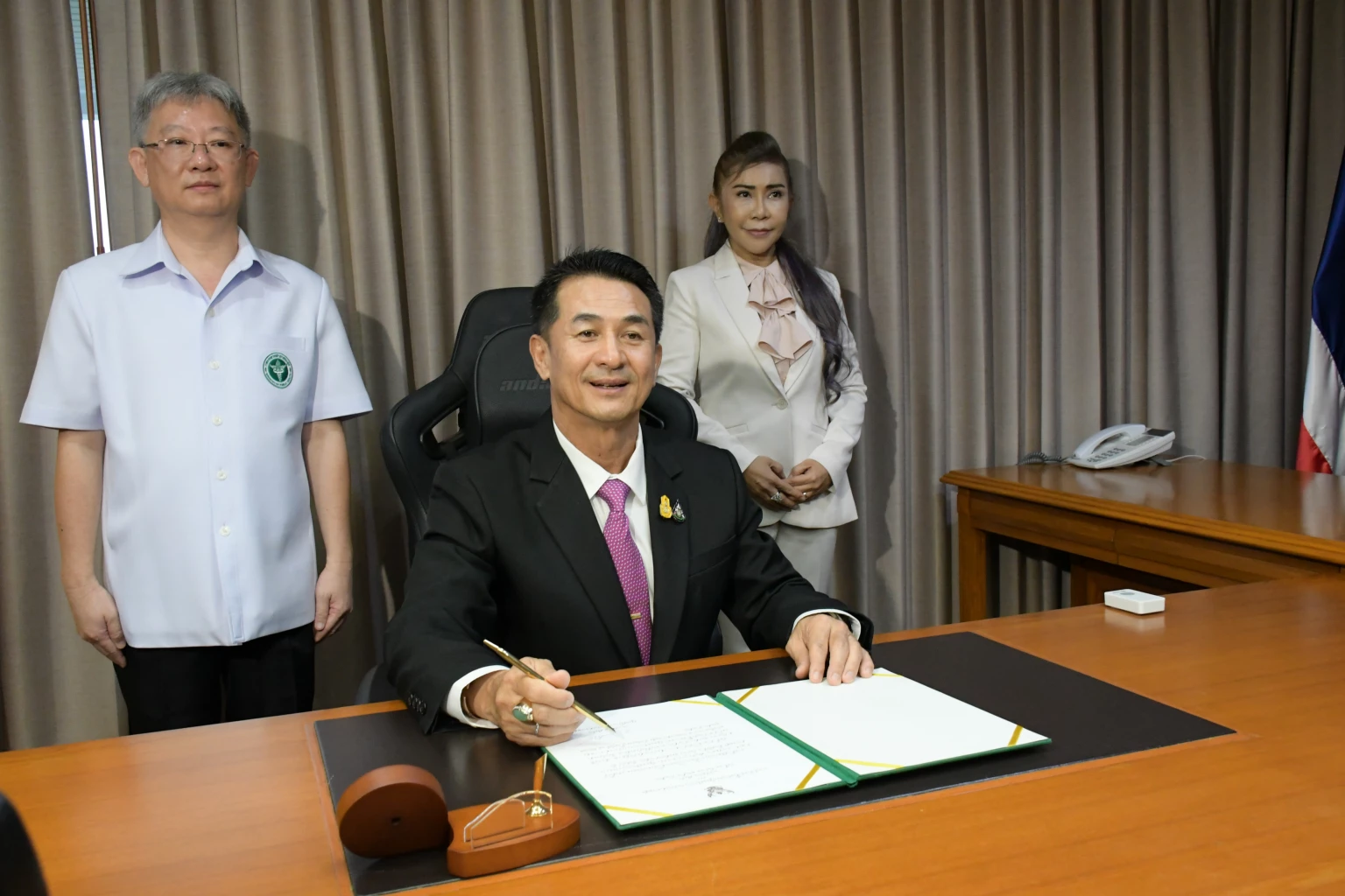 ชลน่าน-สันติ เข้ารับตำแหน่งรัฐมนตรี สธ. เตรียมแถลงนโยบายกระทรวง