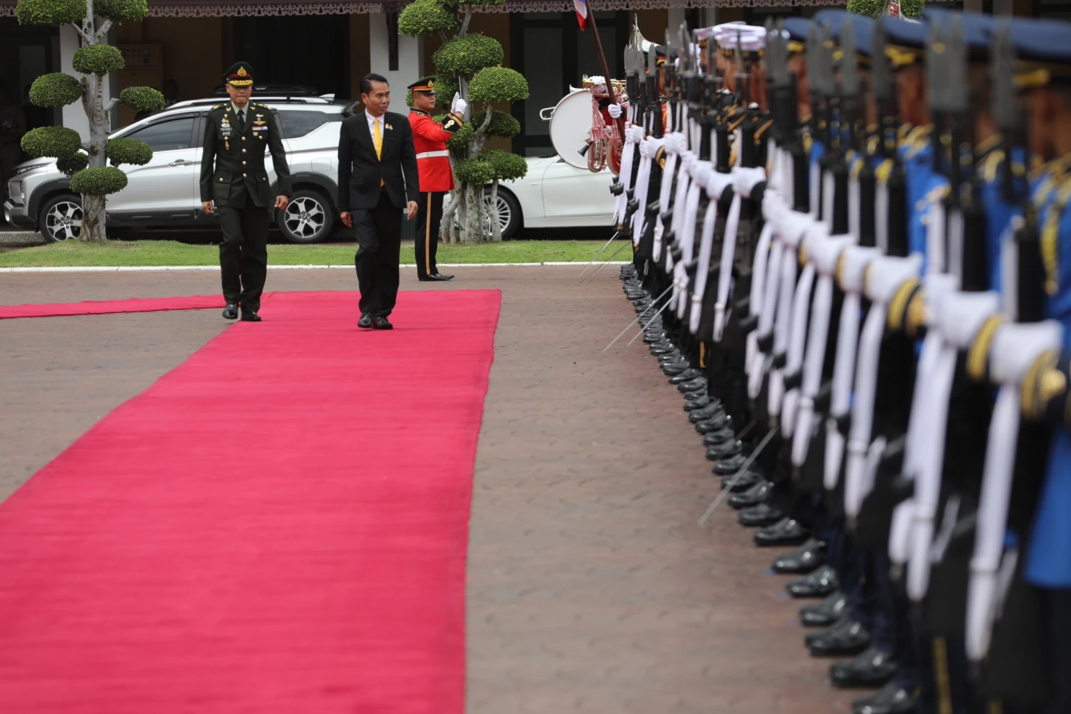 ‘สุทิน’ มากับพระ ถือฤกษ์ดีเลข 13-13-13 เข้าปฏิบัติหน้าที่ ‘รมว.กลาโหม’