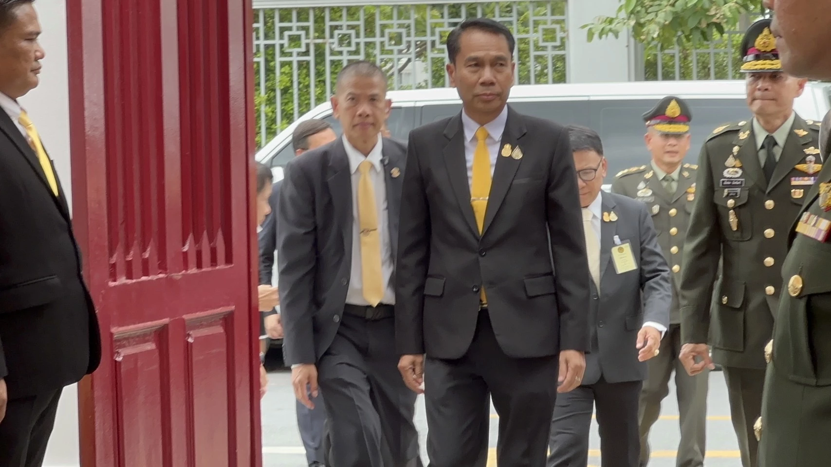 ‘สุทิน’ มากับพระ ถือฤกษ์ดีเลข 13-13-13 เข้าปฏิบัติหน้าที่ ‘รมว.กลาโหม’