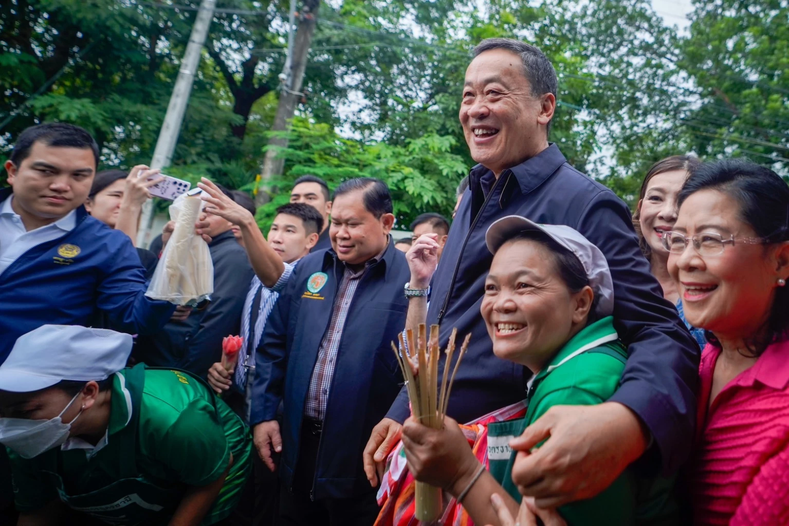 นายเศรษฐา ทวีสิน นายกรัฐมนตรีและรมว.คลัง เดินตลาดเกษตรกร จ.อุดรธานี