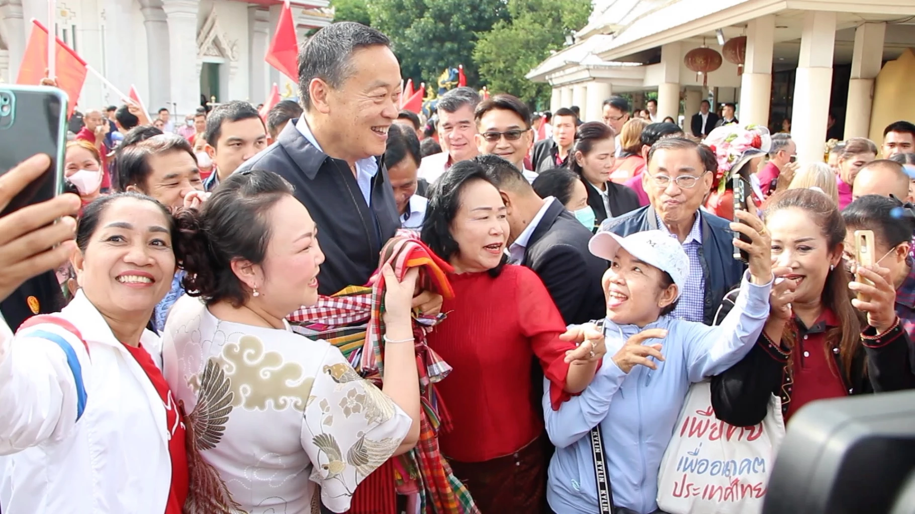‘นายกฯ’ ลุยอีสานดูภัยแล้ง-ปชช.เชียร์ “นายกฯเศรษฐาจะพาประชาชนเป็นเศรษฐี”
