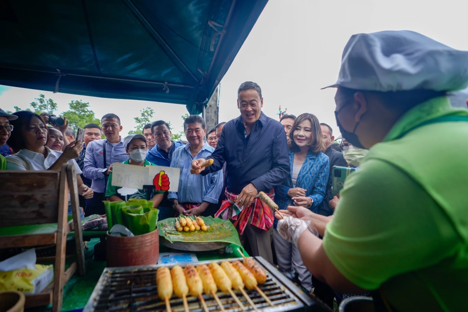 นายเศรษฐา ทวีสิน นายกรัฐมนตรีและรมว.คลัง เดินตลาดเกษตรกร จ.อุดรธานี